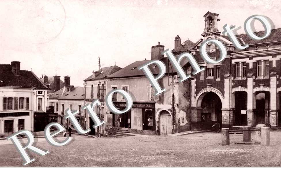 la Place du Marche et l'Hotel de la Puisaye
