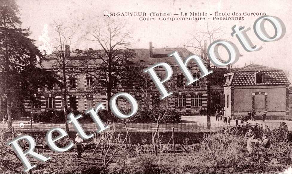 la Mairie, l'Ecole des Garcons, le Cour Complementaire et le Pensionnat