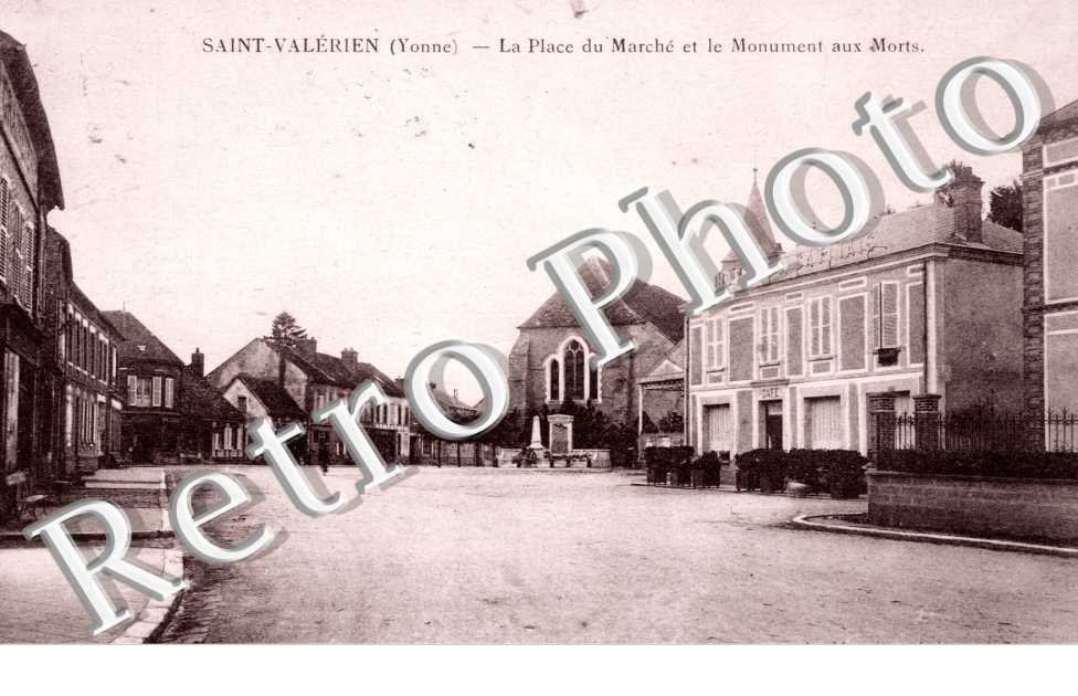 Place du Marche et le Monument aux Morts