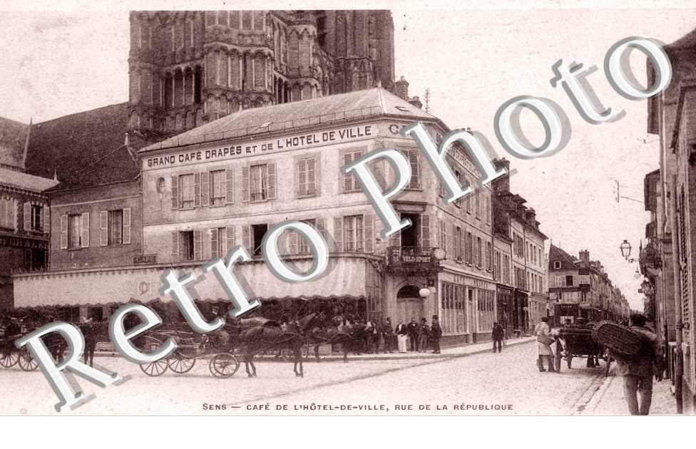 CAfe de l'Hotel de Ville, rue de la Republique