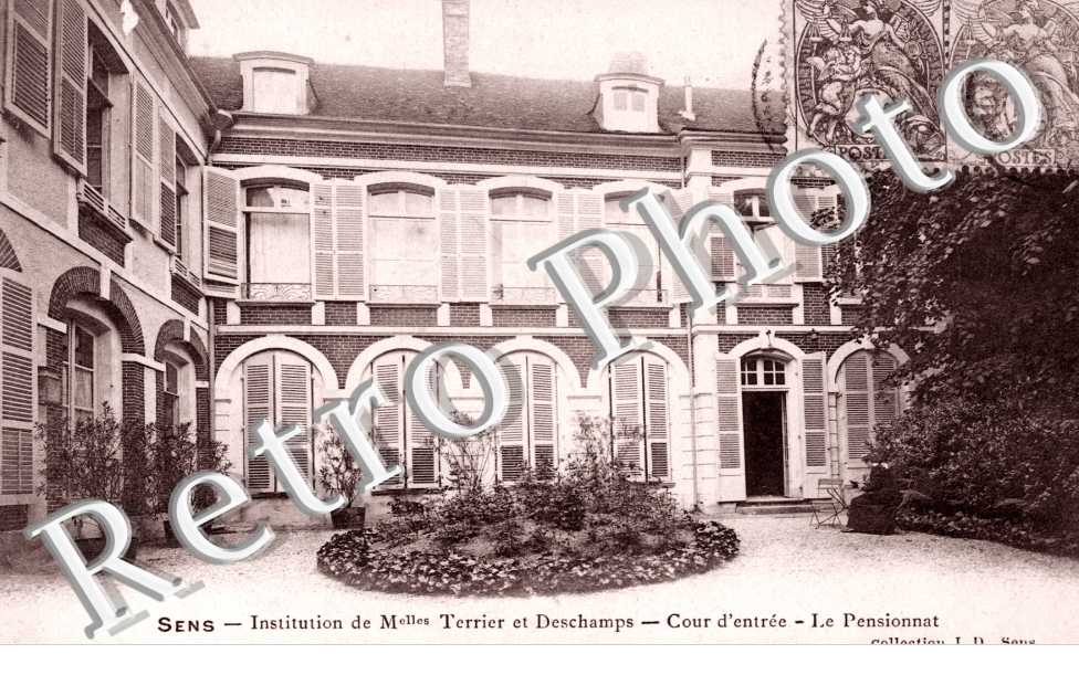 Institution Melles Terrier et Deschamps - Cour d'entree