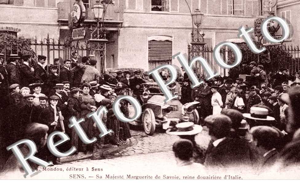 Sa Majeste Marguerite de Savoie, Reine Douairiere d'Italie, quittant l'Hotel de Paris le 16 octobre 1906