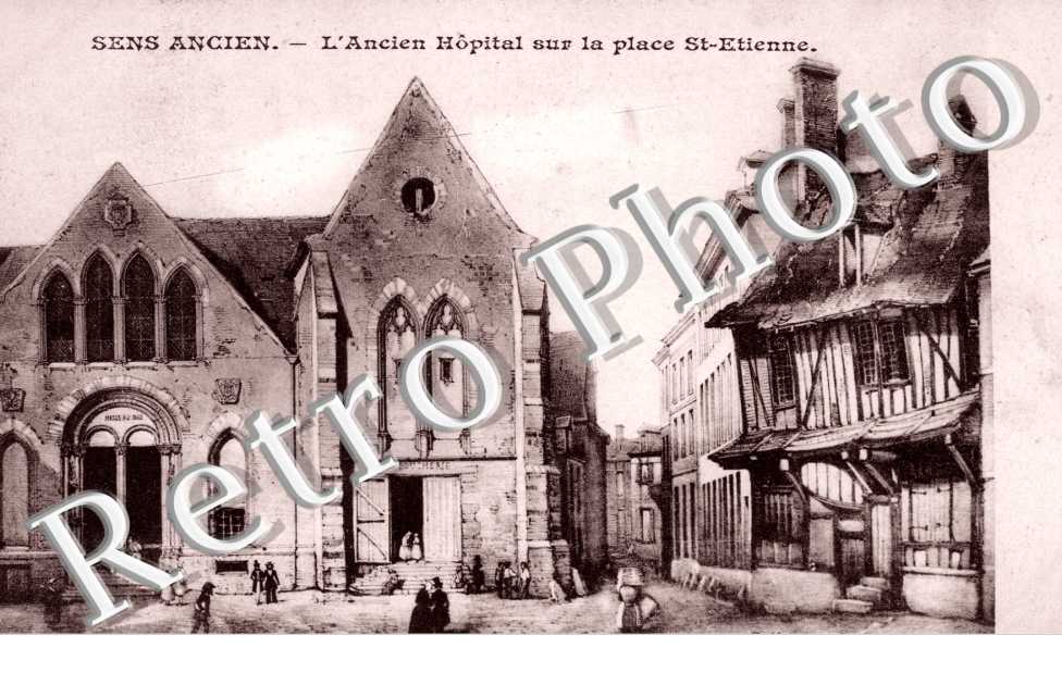 l'ancien hopital sur la place Saint Etienne
