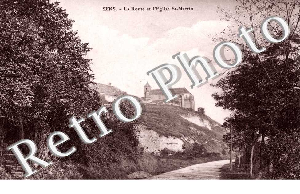 la route et l'eglise Saint-Martin