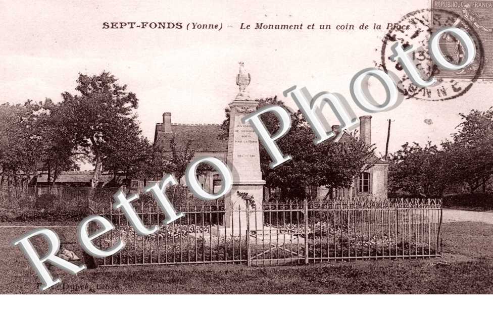Le monument et un coin de la place
