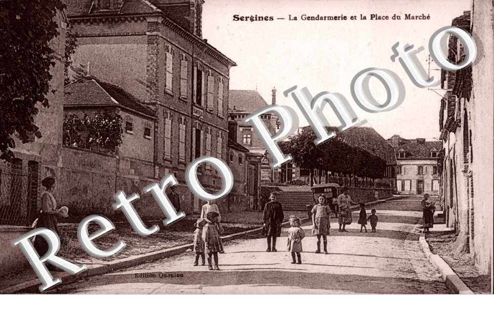 la Gendarmerie et la Place du Marche