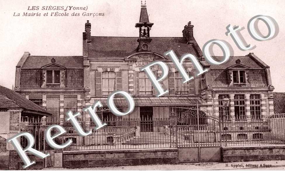 La mairie et l'ecole des garcons