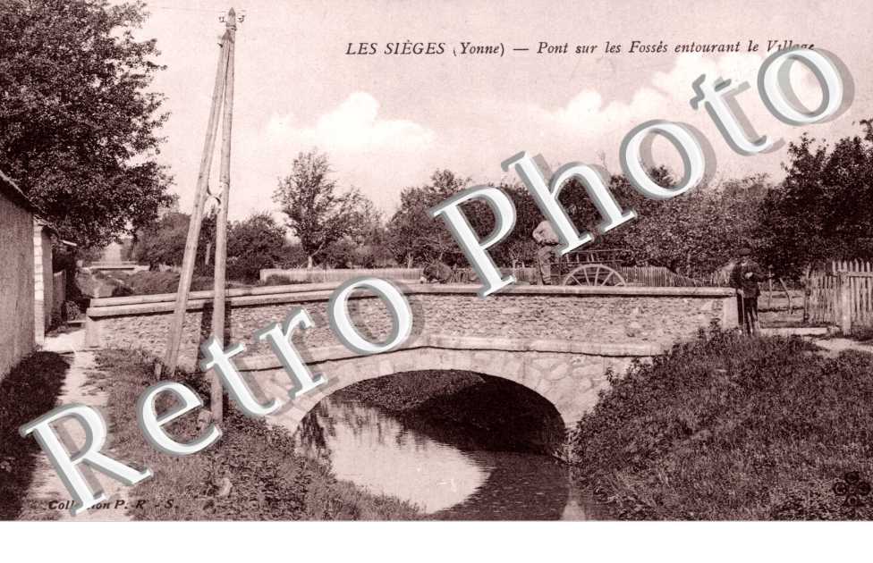 Pont sur les Fosses entourant le Village