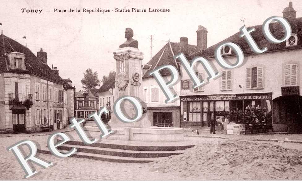 Place de la Republique, Statue Pierre Larousse