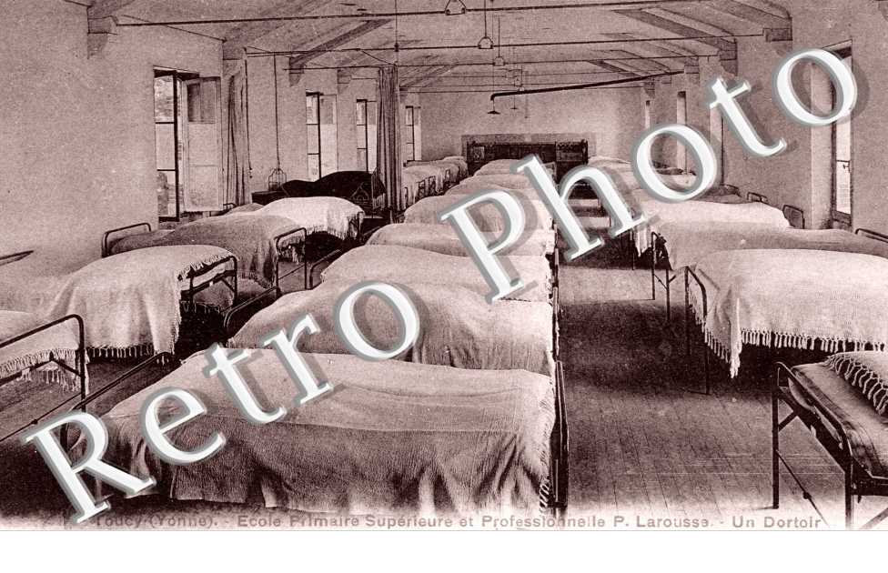Ecole Primaire Superieure et Professionnelle Pierre Larousse - Un dortoir