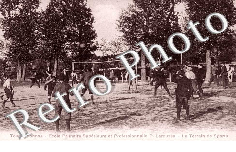 Ecole Primaire Superieure et Professionnelle Pierre Larousse, le Terrain de Sports