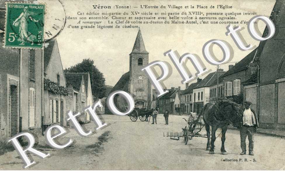 L'entree du village et la place de l'eglise