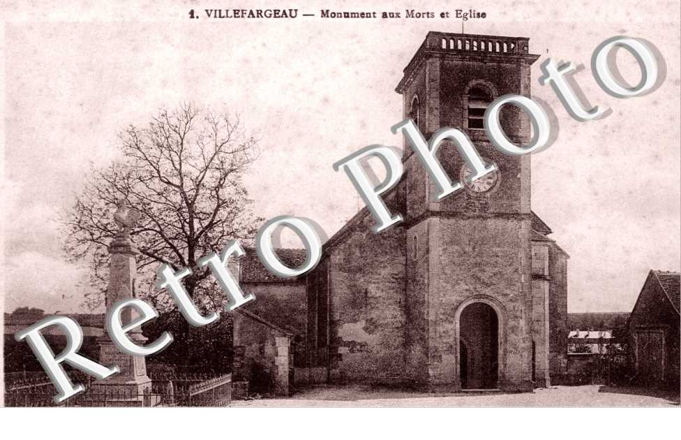 le Monument aux Morts et l'Eglise