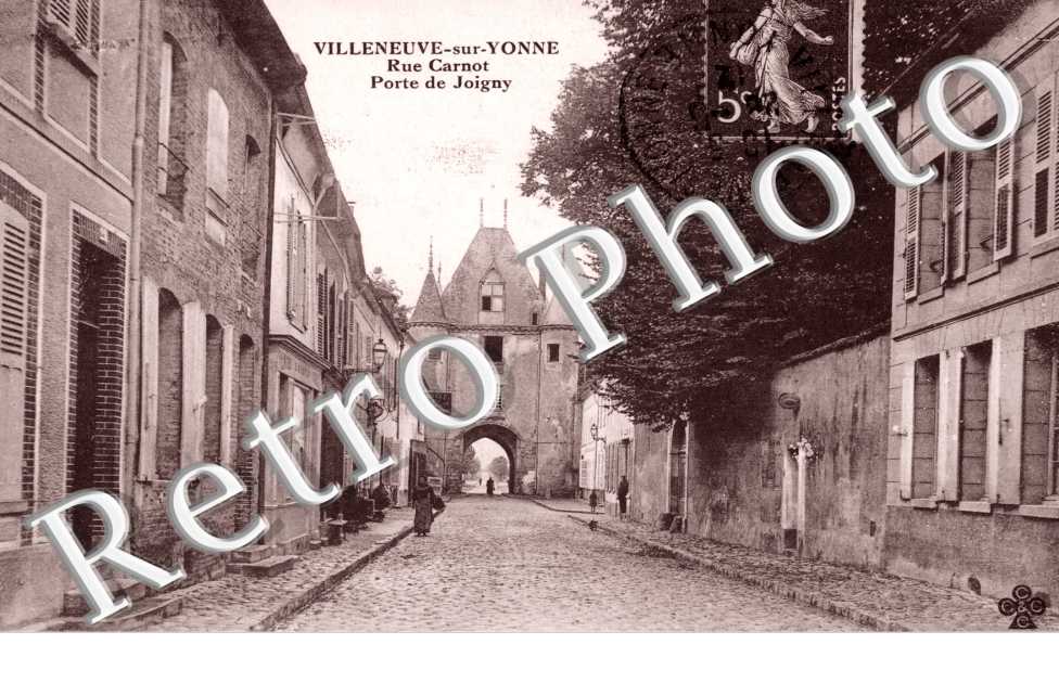 rue carnot et la Porte de Joigny