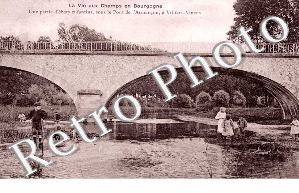 Des Enfants en train de jouer sous le Pont de l'Armancon
