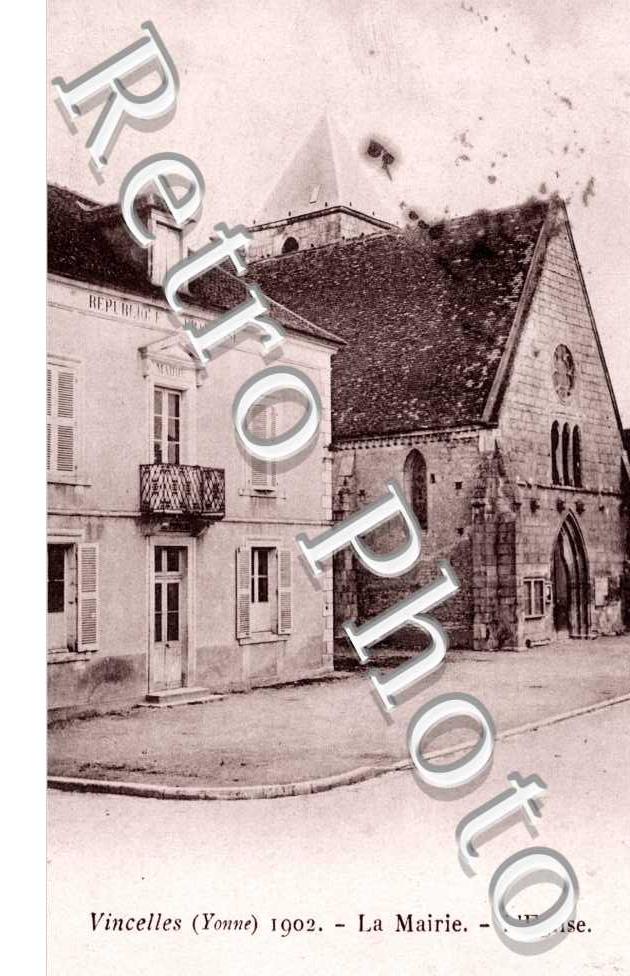 La mairie , l'église