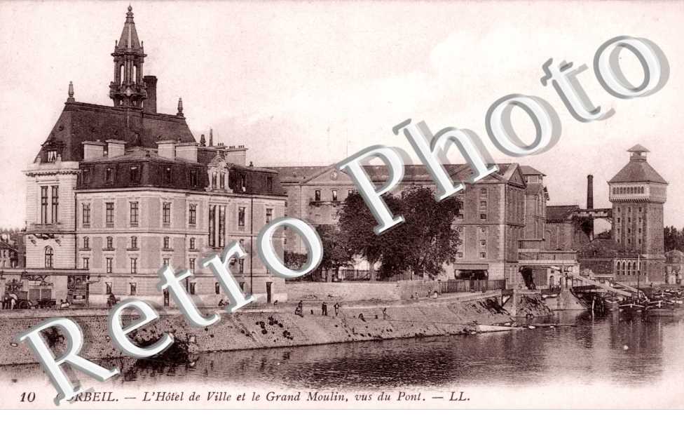 l'Hotel de Ville et le Grand Moulin, vus du Pont