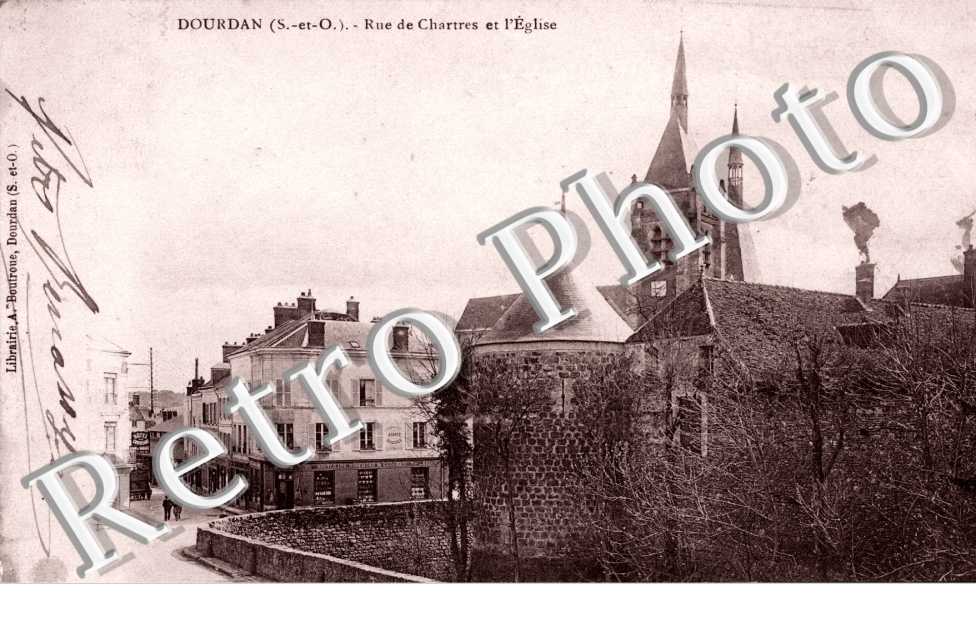 Rue de Chartres et l'eglise