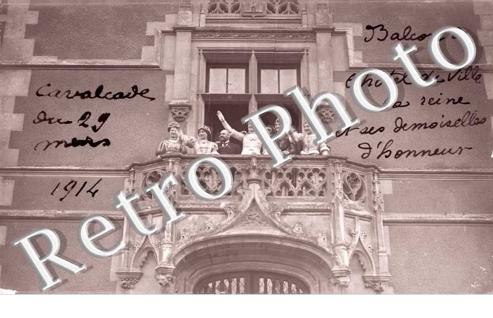 (Cavalcade du 29 mars 1914, la Reine au balcon de l'Hotel de Ville)