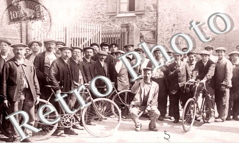 (un groupe d'ouvriers)