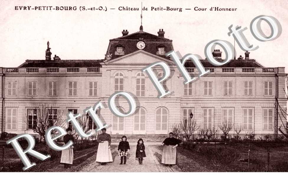 Chateau de Petit Bourg, Cour d'Honneur