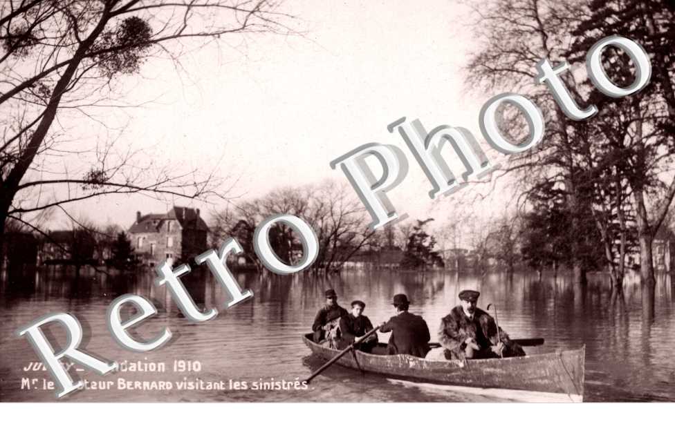 Inondation 1910. Mr le Docteur Bernard visitant les sinistres