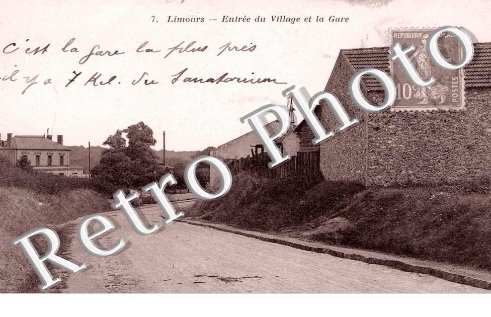 Entree du Village et la Gare