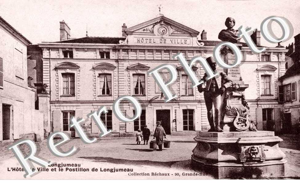 L'Hotel de ville et le Postillon de Longjumeau