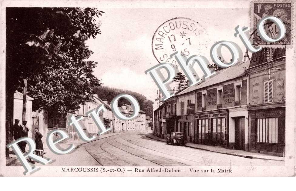 Rue Alfred Dubois, Vue sur la Mairie