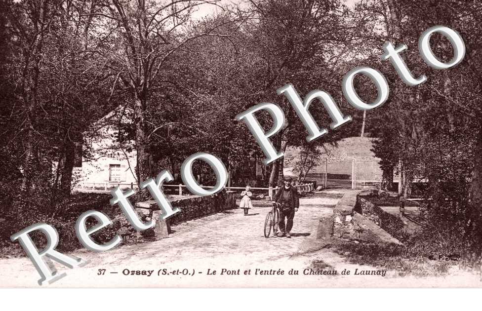 Le Pont et l'entree du Chateau de Lanay