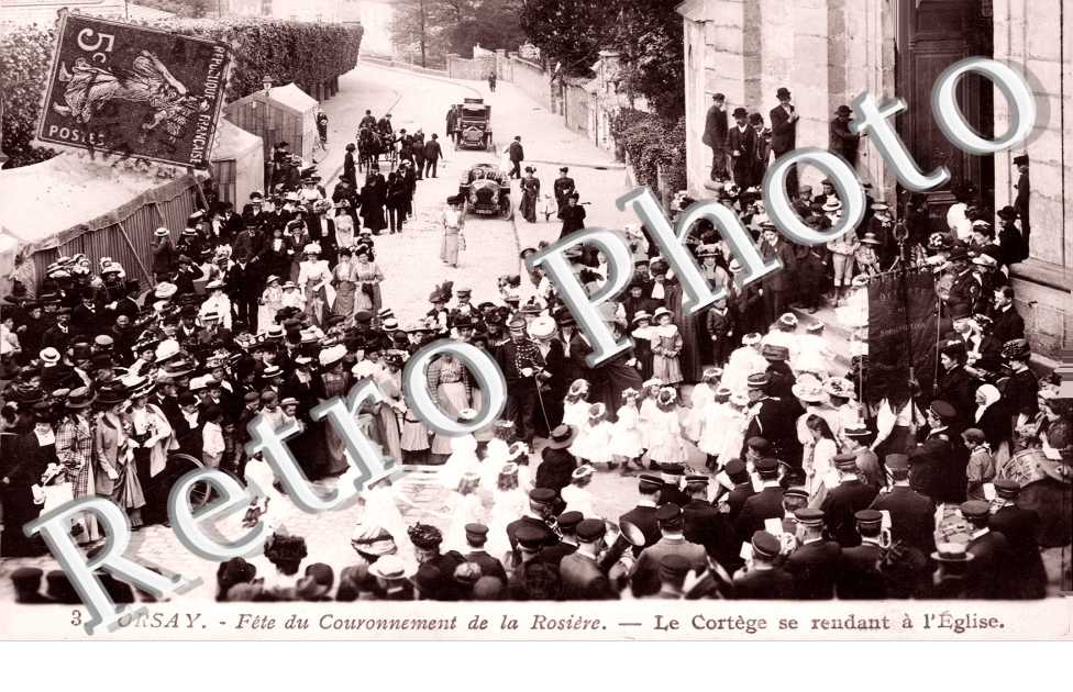 Fete du Couronnement de la Rosiere, le Cortege se rendant a l'Eglise