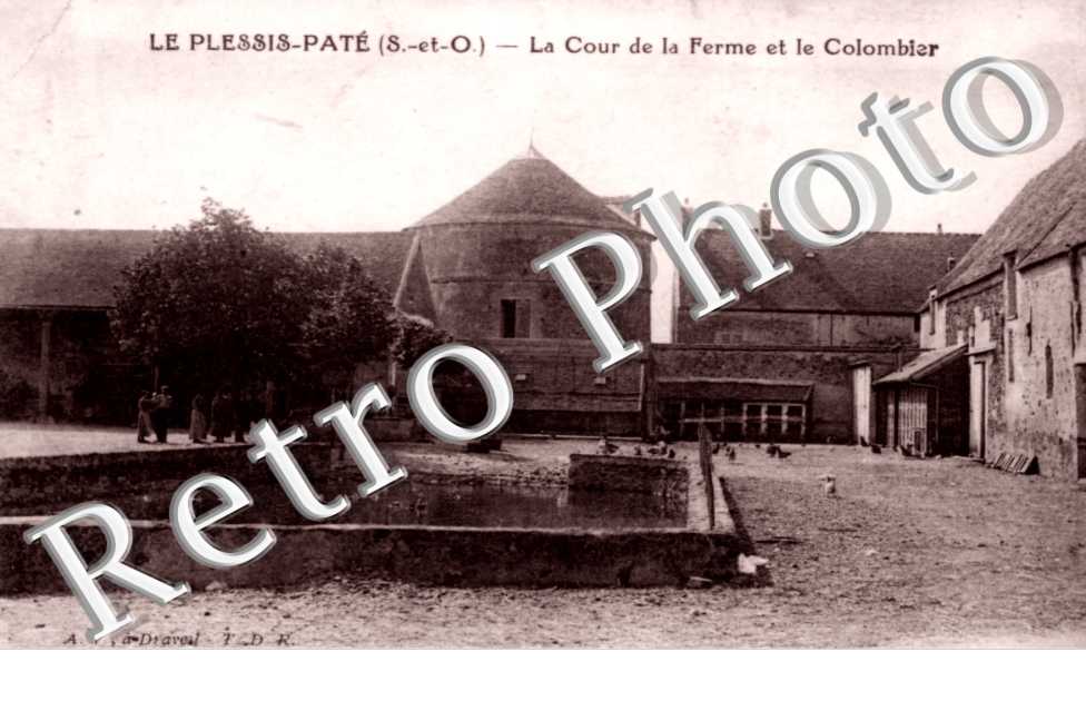 LA COUR DE LA FERME ET LE COLOMBIER