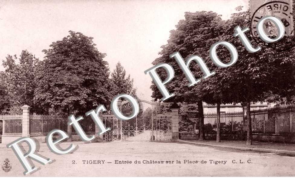 Entree du Chateau sur la Place de Tigery