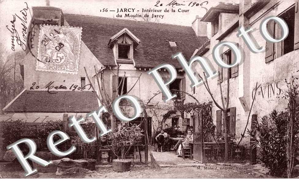 Interieur de la Cour du Moulin de Jarcy