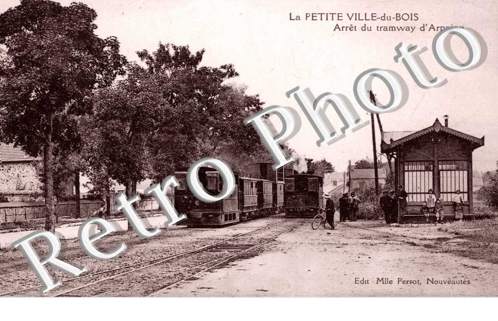 La Petite Ville du Bois, Arret du Tramway d'Arpajon