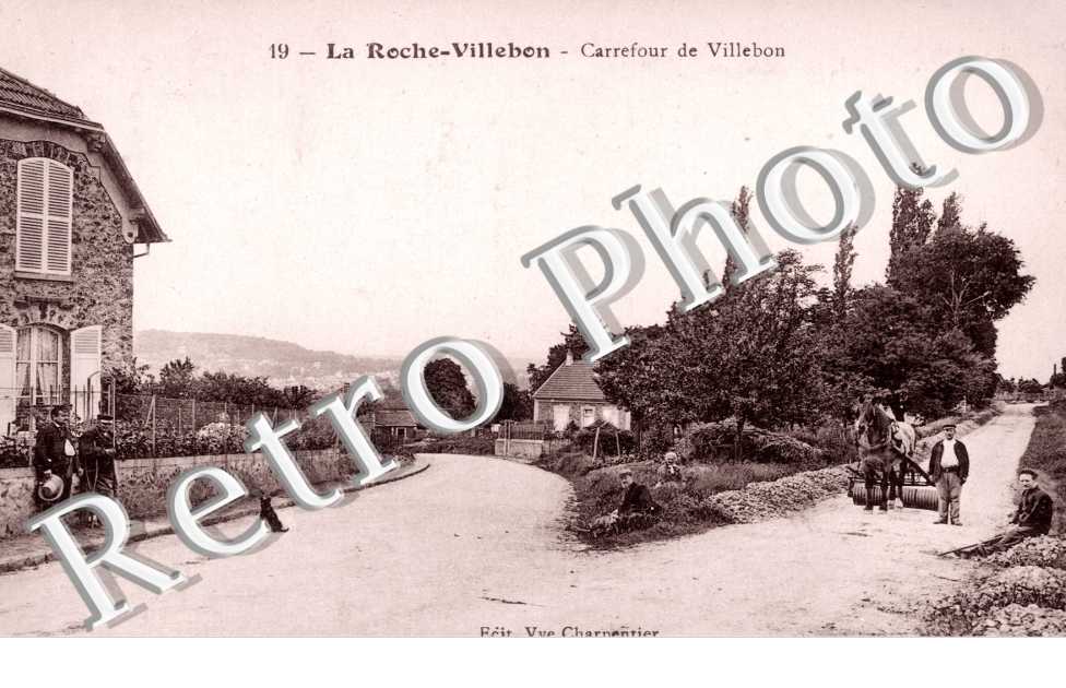 La Roche Villebon, Carrefour