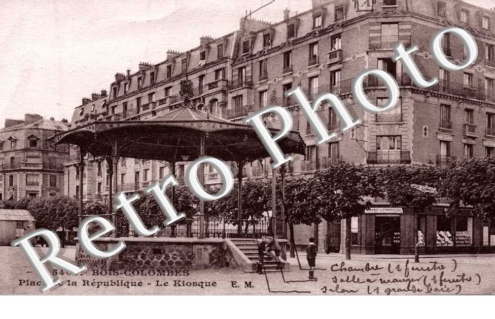 la place de la Republique - le kiosque