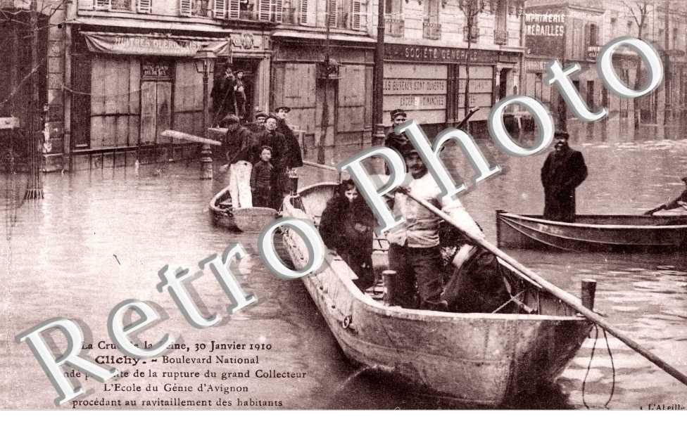 La Crue de la Seine 1910, Boulevard National, l'Ecole du Genie d'Avignon procedant au ravitaillement