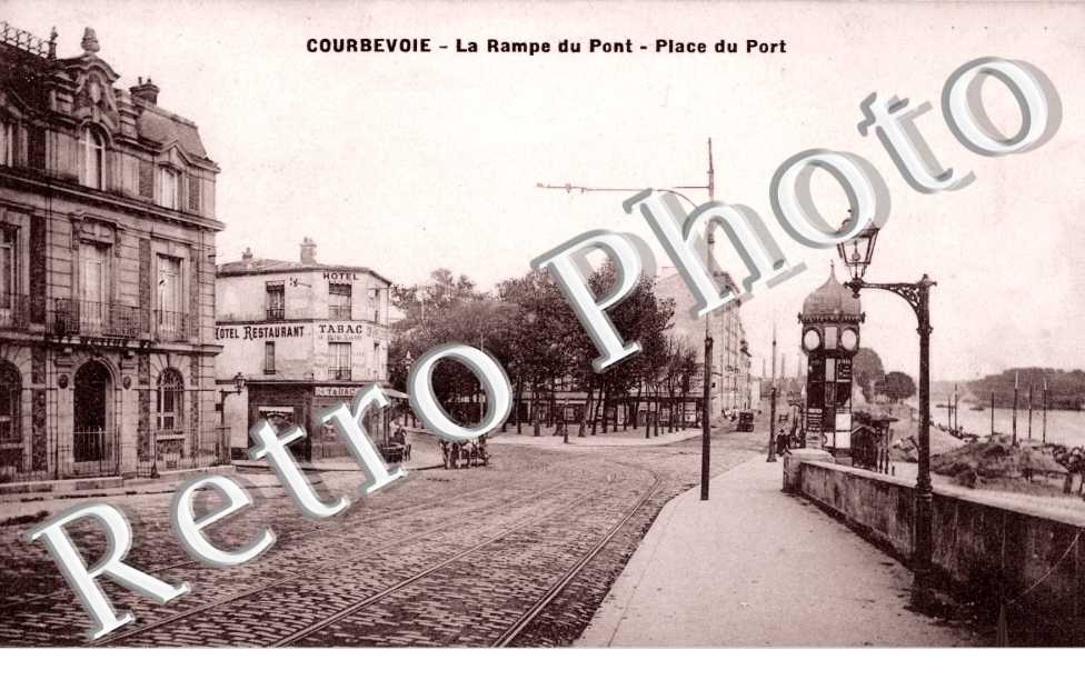 La Rampe du Pont, Place du Port