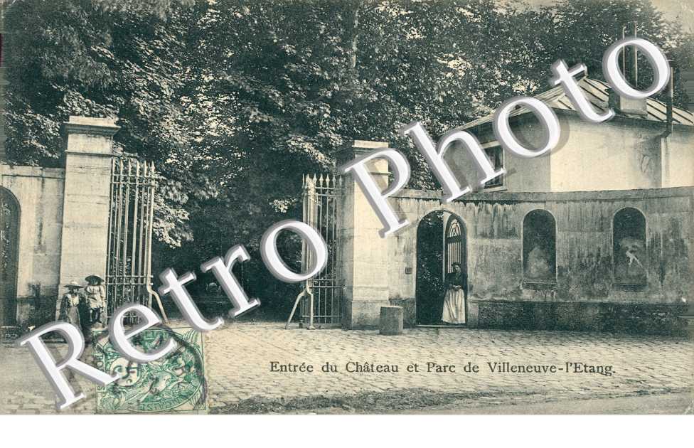 Entree du Chateau et Parc de Villeneuve l'Etang