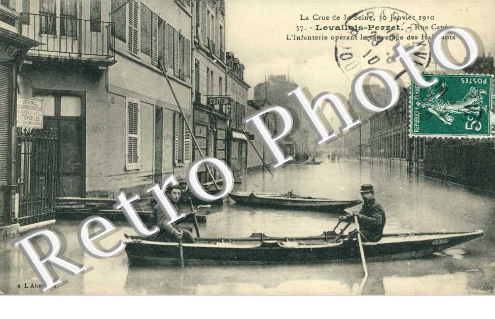Inondations de 1910, La Rue Cave, l'Infanterie operant les sauvetages