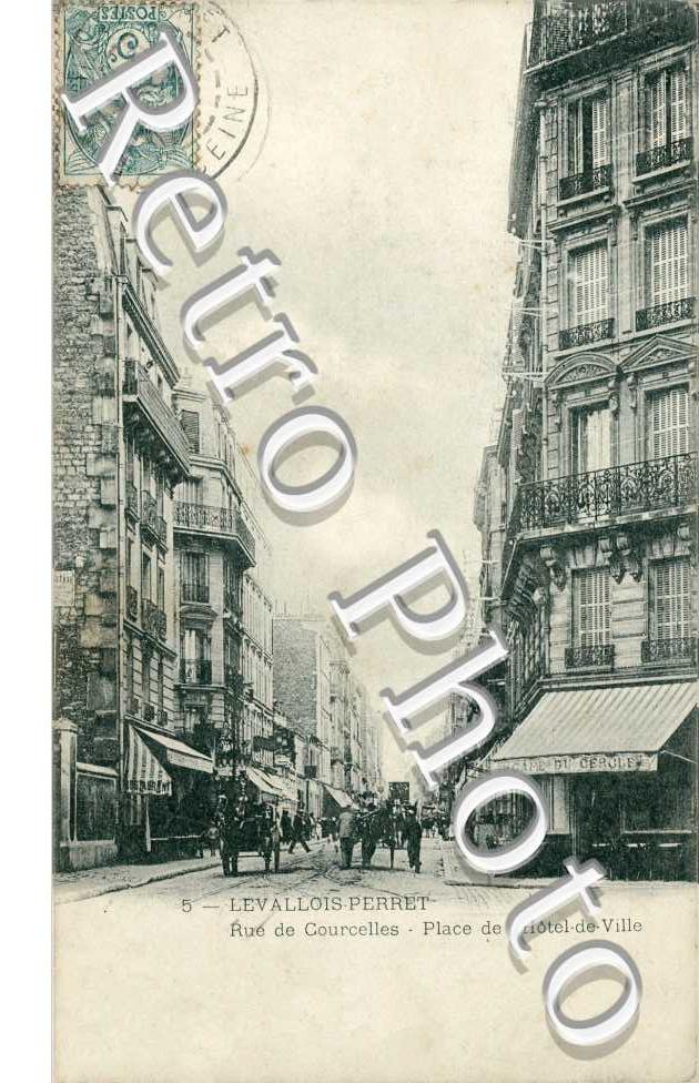 La Rue de Courcelles, Place de l'Hotel de Ville