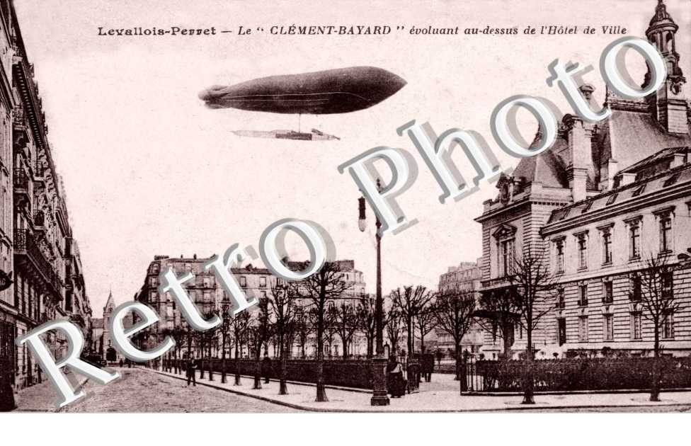 Le Clement-Bayard evoluant au-dessus de l'hotel de ville