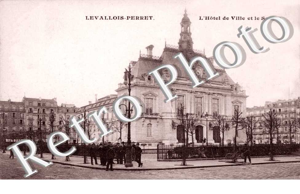 L'Hotel de Ville et le Square