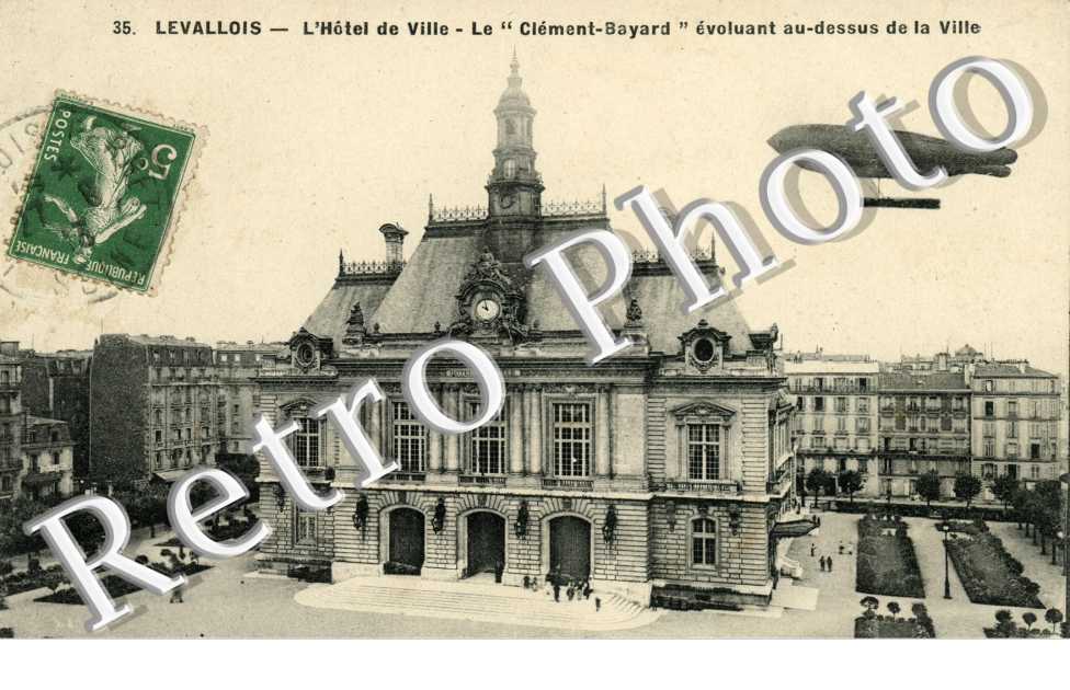 l'hotel de ville Le Clement Bayard evoluant au dessus de la ville