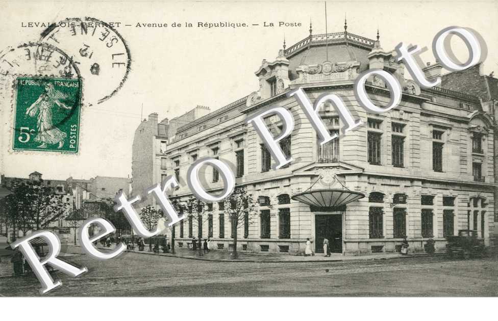 Avenue de la Republique, la Poste