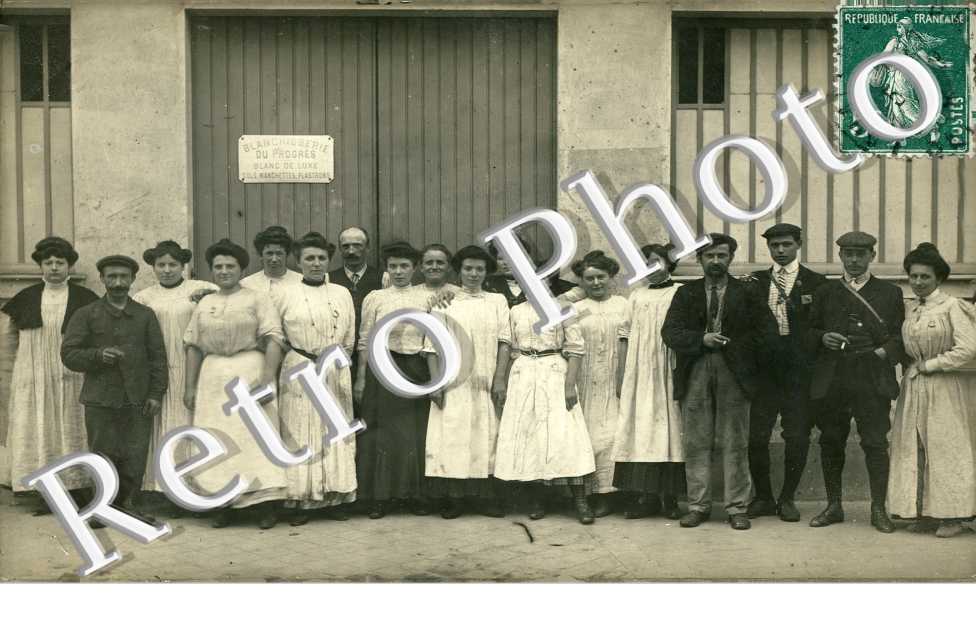 (Photo d'un groupe de Blanchisseuses devant l'Usine)