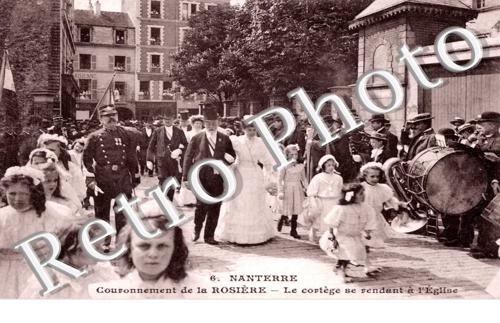 Couronnement de la Rosiere, le Cortege se rendant a l'Eglise