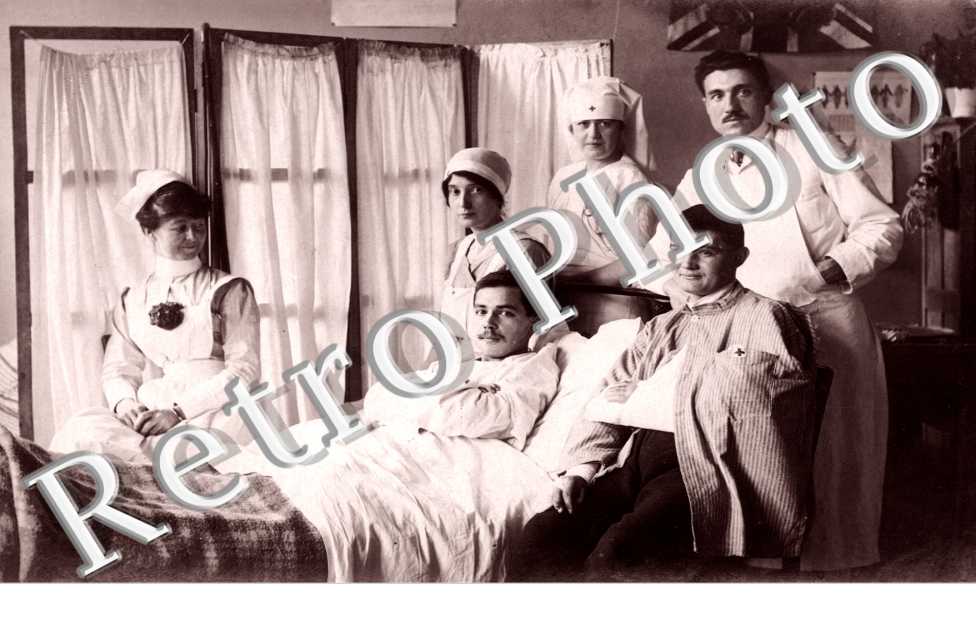 (un malade et l'equipe medicale)