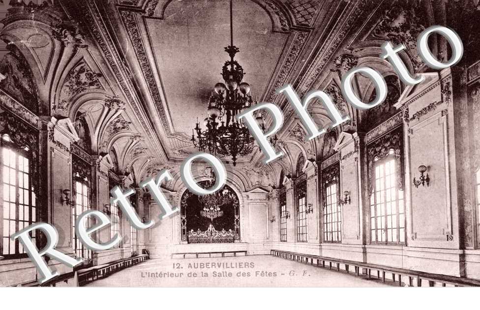 L'interieur de la salle des fetes